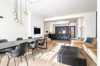 Découvrez ce spacieux appartement au rez-de-chaussée bénéficiant d'un emplacement privilégié à proximité de la plage et de la place Rubens.La...