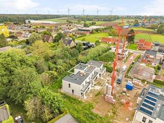 Ontdek deze ruime en hedendaagse gesloten casco nieuwbouwwoning in het project te Tongerlo (Westerlo), waar comfort, flexibiliteit en ruimte centraal staan. <br /><br />Bij het betreden van de woning komt u terecht in de inkomhal met gastentoilet en berging. Van hieruit bereikt u de lichtrijke leefruimte met open keuken, die dankzij de grote raampartijen baadt in natuurlijk licht en een aangename connectie met de tuin heeft. <br />Op het gelijkvloers bevindt zich bovendien een bureauruimte, ideaal voor thuiswerk of extra polyvalente ruimte.<br /><br />De eerste verdieping omvat 3 ruime slaapkamers waarvan één met aansluitende dressing, een badkamer met aansluitingen voor een bad, douche en dubbele lavabo en een nachthal die de ruimtes logisch met elkaar verbindt en zorgt voor een comfortabele indeling.<br /><br />De extra verdieping biedt tal van mogelijkheden zoals bijkomende slaapkamer, een hobbyruimte of een polyvalente ruimte. <br /><br />Dankzij deze indeling is de woning perfect geschikt voor grotere gezinnen of voor wie nood heeft aan extra ruimte en flexibiliteit in het dagelijks leven.<br /><br />De woning werd ontworpen met oog voor energiezuinigheid en hedendaags wooncomfort, wat resulteert in een duurzame en toekomstgerichte investering.<br /><br />Bijzonderheden:<br />* Gesloten bebouwing met moderne architectuur<br />* Bureau / thuiswerkruimte<br />* Lichtrijke leefruimte met open keuken<br />* Groendak<br />* Privatieve kelder en ondergrondse fietsenstalling aanwezig<br />* Energiezuinig wonen