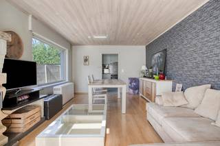 <strong><u>Vraagprijs 169.000 euro!</u></strong><br /><br />Ontdek deze charmante woning gelegen in een rustige straat in het gezellige Sint-Eloois-Vijve, een deelgemeente van Waregem. De woning bevindt zich op wandelafstand van buurtwinkels, scholen en openbaar vervoer. Dankzij de vlotte verbinding met de N382 en de nabijheid van de E17 is ook het stadscentrum van Waregem snel bereikbaar.<br /><br /><u><strong>Indeling van de woning</strong></u>
<ul>
<li>Binnenkoer: Een gezellige, onderhoudsvriendelijke buitenruimte waar je in alle rust kan genieten van het buitenleven.</li>
<li>Woonkamer: Leefruimte met zithoek en eetplaats. </li>
<li>Keuken: Basis geïnstalleerde keuken met opbergkasten en werkbladruimte.</li>
<li>Badkamer: Voorzien van bad/douchecombinatie en lavabo.</li>
<li>Afzonderlijk toilet: Apart gelegen, wat zorgt voor extra comfort.</li>
<li>Wasruimte: Handige berging/wasplaats met aansluitingen voor wasmachine en droogkast.</li>
<li>Twee slaapkamers: Gelegen op de eerste verdieping</li>
<li>Zolder: Zolder bereikbaar via zolderluik — ideaal als extra berging of potentieel om in te richten naar wens.</li>
</ul>
Ben je op zoek naar een betaalbare woning met potentieel in een rustige buurt, maar toch dichtbij alles? Dan is deze woning beslist een bezoek waard!<br /><br />📞 Contacteer Dominique vandaag nog voor meer info of een bezichtiging.<br /><strong>+32 476 77 31 31 - dominique@vastgoedcanniere.be</strong>