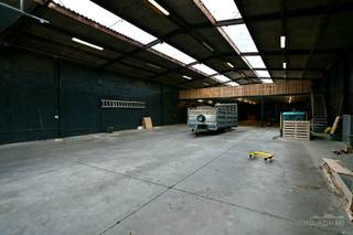 De loods is voorzien van een sectionale poort en verlichting. <br />Oppervlakte gelijkvloers: 476m2.<br />Stockageruimte op eerste verdieping +- 180m2.<br />Voldoende parking vooraan.<br />Huurprijs 1550 euro + 21%btw.<br />Interesse? Contacteer Immo Roman, gsm 0472 35 92 86<br />