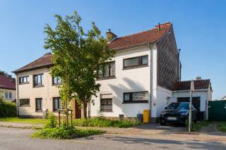 Een goed onderhouden en degelijke 3-gevel woning met oa. 4 slaapkamers + bureau, garage, kelder en parking, welgelegen nabij openbaar vervoer en invalswegen te Sint-Pieters-Leeuw!<br /><br />Op het gelijkvloers: inkomhal met vestiaire en wc, leefruimte met houtcassette /eetplaats met bureelhoek (36,00m²), open en ingerichte keuken (15,00m² - verlek, inductie kookplaat, koelkast / diepvriezer, oven vaatwasser, microgolfoven), garage / wasplaats / berging (11,90m²); <br />Op het eerste verdieping: nachthal, badkamer (4,20m² - lavabo, ligbad en toilet), 3 slaapkamers ( 9,50m² / 10,50m² / 10,00m²); <br />Op het zolder verdieping: slaapkamer 4 (25,00m²).<br />Verder: zuidgericht terras ( 23,00m²) + tuin, oprit/parking, <br /><br />Buitenschrijnwerk PVC dubbel glas + elektrische rolluiken - Centrale verwarming op aardgas<br />EPC: 20260731-0003923142-RES-1 label D - 398 kWh/(m²jaar)<br />K.I.: 1.127€ (NG) - Elektrische installatie conform tot 2039!<br />Nutsvoorzieningen: alarminstallatie<br /><br />Stedenbouwkundige inlichtingen in aanvraag.