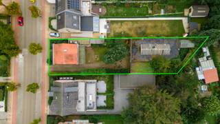 Een eigendom met tal van mogelijkheden. Naast de te renoveren woning bevindt zich achteraan het perceel een vergund polyvalent <strong>bijgebouw van ca. 200 m²</strong>, met aansluitend nog een bijkomende bergplaats van ca. 40 m². Een interessante combinatie voor wie wonen graag koppelt aan extra ruimte voor een passende invulling.<br /><br />De Sint Jobsteenweg geniet van een strategische ligging in ’s-Gravenwezel, met het dorpscentrum, winkels en dagelijkse voorzieningen vlot binnen bereik. De ligging vormt bovendien een goede uitvalsbasis richting Sint-Job, Schilde en de omliggende gemeenten, met een vlotte verbinding richting Antwerpen. Tegelijk bevindt u zich in de groene omgeving die zo kenmerkend is voor ’s-Gravenwezel, met verschillende wandel- en fietsmogelijkheden in de buurt.<br /><br /><strong>Polyvalent bijgebouw</strong><br />Achteraan het perceel bevindt zich de absolute troef van deze eigendom: een vergund polyvalent <strong>bijgebouw van ca. 200 m²,</strong> aangevuld met een aansluitende bergplaats van ca. 40 m². De royale oppervlakte biedt interessante mogelijkheden afhankelijk van de gewenste invulling.<br />Vraag ons gerust naar de mogelijkheden en verdere informatie omtrent het bijgebouw.<br /><br /><strong>Indeling woning</strong><br />De woning zelf is te renoveren en biedt daardoor de vrijheid om het interieur volledig naar eigen smaak en hedendaagse woonwensen vorm te geven.<br />Via de ruime inkomhal met vestiairegedeelte en gastentoilet bereikt u rechts de woonkamer, die aansluit op de eetruimte. Beide leefruimtes kijken uit op de tuin en vormen samen een aangename basis voor het toekomstige leefgedeelte.<br />Aansluitend bevindt zich de keuken, met rechtstreekse toegang tot het terras en de tuin. Op het gelijkvloers is verder nog een badkamer met ligbad aanwezig.<br /><br /><strong>Eerste verdieping</strong><br />De nachthal geeft toegang tot vier slaapkamers en een tweede badkamer met douche. Via een valluik met uitschuifbare trap bereikt u bovendien de zolderruimte, ideaal als bijkomende berging.<br /><br /><strong>Bijzonderheden</strong><br />De combinatie van een te renoveren woning met vier slaapkamers, een vergund polyvalent bijgebouw van ca. 200 m² en een bijkomende berging van ca. 40 m² maakt dit tot een eigendom met een uitzonderlijk veelzijdig karakter; de verwarming gebeurt momenteel op stookolie
