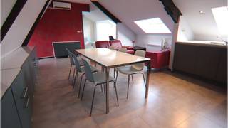 In het hartje van het historische Brugge op wandelafstand van de grote Markt ligt dit dakappartement met ruim dakterras. Afgewerkt met kwaliteitsmaterialen is dit de ideale woongelegenheid voor ieder die in alle comfort wil genieten van alle modaliteiten die de Brugse binnenstad te bieden heeft. ** + Lift aanwezig! ** + Videofoon aanwezig! ** + Energielabel B! ** + Uitstekende mobiscore ** ** Omvat een living met volledig ingerichte open keuken, slaapkamer, badkamer met douche, dakterras met zicht op de Brugse skyline. ** Kosten: + 100 euro voorschot algemene delen en verbruik water en elektriciteit. ** ** Beschikbaar 1 oktober 2026