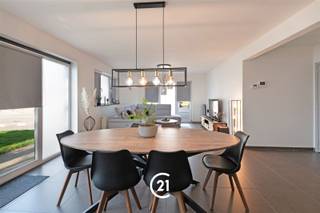 <p>Bent u op zoek naar een leuk appartement met 2 slaapkamers in Zwijnaarde? Dan hebben wij precies wat u zoekt!</p><p>Het appartement is gelegen in de Zandvoordestraat in Gent, een aangename en goed bereikbare buurt met een vlotte verbinding naar het stadscentrum. In de nabije omgeving vindt u tal van winkels, scholen, openbaar vervoer en alle nodige voorzieningen. Bovendien geniet u hier van een uitstekende bereikbaarheid dankzij de nabijheid van belangrijke invalswegen en het station Gent-Sint-Pieters. Dankzij deze gunstige ligging combineert het appartement het comfort van rustig wonen met de nabijheid van het bruisende stadsleven — ideaal voor wie praktisch en centraal wil wonen.</p><p><strong>Indeling:</strong><br />Bij binnenkomst betreedt u de ruime inkomhal, die toegang biedt tot de lichtrijke leefruimte met open keuken. Aansluitend aan de keuken bevindt zich een praktische berging. De inkomhal leidt verder naar twee ruime slaapkamers en een comfortabele badkamer.</p><p>Daarnaast is er een ondergrondse staanplaats die kan worden bijgekocht voor <strong>€25.000</strong>.</p><p><strong>Interesse?</strong><br />Contacteer ons gerust voor meer informatie of om een bezoek in te plannen.</p>