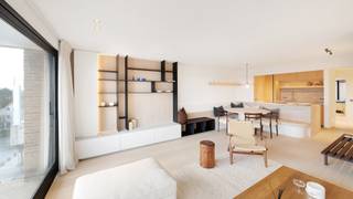 Luxueus afgewerkt appartement in de Kustlaan in het Zoute vlakbij de Minigolf en de Sparrendreef. Er zijn twee slaapkamers, een leuk zonneterras met een mooi open zicht en er kan een garagebox aangekocht worden op 150 meter van het appartement. Energielabel A.<br /><br />Indeling: Inkomhal met ingebouwde vestiairekast, een prachtige woonkamer met een mooie parketvloer, een op maat gemaakte televisiekast en een gezellige eetplaats voorzien van een ingewerkte zitbank. Een volledige ingerichte keuken voorzien van Miele toestellen en travertin keukentablet. Vanuit de woonkamer en vanop het terras is het genieten van de zon en de mooie open zichten over het Zoute. Het appartement telt 2 ruime slaapkamers telkens voorzien van een eigen badkamer. Er zijn maatkasten in de slaapkamers en in de inkomhal. Verder nog een gastentoilet en een bergruimte met aansluiting voor de wasmachine en droogkast. <br /><br />Grote privatieve kelderberging inbegrepen. Op enkele stappen van het appartement kan er een gemakkelijk in te rijden garagebox aangekocht worden. <br /><br />Bezoeken? Graag na afspraak met Willem Cauwels op GSM 0477/60.12.16.