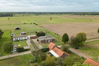 Wellicht de meest unieke locatie van Zoersel. Op het einde van een doodlopende straat, met panoramisch zicht over de landerijen tot in Westmalle, met zeer beperkt aantal woningen bevindt zich deze te renoveren woonst. Het perceel met perceelsbreedte van bijna 32m meet in totaal 1920m² en geniet een zonnige oriëntatie. De locatie van de woning is een unieke opportuniteit door middel van de rustige landelijke omgeving en het zicht op permanent landschappelijk waardevol agrarisch gebied. De woonst zelf kan worden uitgebreid/gerenoveerd worden en/of komt in aanmerking voor een sloop & wederopbouwproject aan 6% BTW!<br /><br /><span><span>INDELING: Inkomhal - Bureaugedeelte/Slaapkamer 1 - Leefruimte met veel lichtinval - Aanpalend keuken en bergruimte alsook veranda met extra berging - Verder is er een nachthal - Toegang tot 3 slaapkamers - Badkamer </span> - <span>Tuin: Dubbele garage alsook meerdere opbergmogelijkheden </span></span><br /><br /><span>BIJZONDERHEDEN: Unieke locatie - EPC 1022 kWh/m² UC 3963849 - P&G score: A - Cv mazout - Renoplicht van toepassing - Woning kopen of verkopen in Zoersel? Bel ons voor een gratis schatting of advies 03 361 51 51 of via info@yvesvanpelt.be - Stedenbouwkundige informatie in aanvraag.</span>