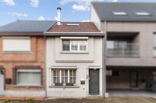 Deze instapklare woning is tot in de puntjes afgewerkt en gelegen op een absolute toplocatie, vlakbij winkels, scholen en openbaar vervoer...