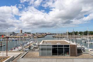 Ontdek dit recente appartement met drie slaapkamers in Zeebrugge, opgeleverd in 2022 en gelegen op een toplocatie met een prachtig uitzicht over de jachthaven. Met een bewoonbare oppervlakte van 133 m², een uitzonderlijk brede gevel en een zonnige oriëntatie geniet je hier van een aangename woonomgeving waar licht, ruimte en comfort perfect samenkomen.

De royale leefruimte baadt in het natuurlijke licht dankzij de brede raampartijen en sluit naadloos aan op het ruime zonneterras. Hier geniet je de hele dag van de zon en van een uniek uitzicht over de jachthaven. De open keuken is afgewerkt met kwalitatieve materialen en vormt samen met de leefruimte het hart van het appartement, ideaal om te ontspannen of gasten te ontvangen.

De doordachte indeling omvat drie volwaardige slaapkamers, waaronder een master bedroom met dressing, en twee stijlvolle badkamers. Daarnaast beschikt het appartement over twee praktische binnenbergingen en twee buitenbergingen, waardoor ook aan opbergruimte geen gebrek is. De slimme indeling en ruime kamers maken dit appartement bijzonder geschikt als gezinswoning of als comfortabele tweede verblijfplaats aan de kust.

Een ruime garagebox wordt mee verkocht aan € 85.000, een absolute meerwaarde op deze gegeerde locatie.

Op zoek naar een recent appartement met drie slaapkamers en zicht op de jachthaven in Zeebrugge? Contacteer Stephanie op 0472 77 86 60 of via stephanie@keyimmo.be