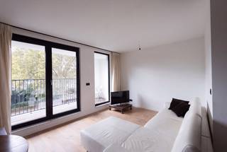 <p><strong>Recent appartement met zicht op het Harmoniepark en zonnig zuidwestterras</strong></p>
<p>Dit recent gebouwde appartement combineert hedendaags wooncomfort met een aangename ligging en een prachtig uitzicht op het Harmoniepark. De lichtrijke leefruimte sluit naadloos aan op de open keuken en creëert een moderne, uitnodigende woonomgeving. Grote troef is het mooie zuidwestgerichte terras, waar u volop kunt genieten van de middag- en avondzon, met zicht op het groene park.</p>
<p>Het appartement beschikt verder over twee volwaardige slaapkamers en een comfortabele badkamer. Dankzij de doordachte indeling en de hedendaagse afwerking vormt dit een ideale thuis voor wie op zoek is naar stijlvol en zorgeloos wonen op een gegeerde locatie.</p>
<p>Een aantrekkelijke combinatie van modern wooncomfort, groen uitzicht en zonnige buitenruimte.<br /><br />Ruime fietsenstalling en individuele berging.</p>