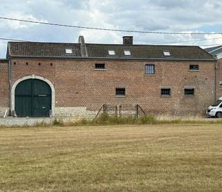 Huis met tuin -3 slpk, evt. huisdieren, weide + stallen
Charmante woning met tuin en thuiswerkruimte – op 22 min. met de trein van Leuven
Mogelijkheid tot bijhuren van stallen en weides (50 are) voor paarden of pony's
Gelegen te Goetsenhoven (Tienen) | € 1.400/maand | Beschikbaar vanaf 1 november 2026
Op zoek naar een ruime woning in een rustige, landelijke omgeving, maar toch met een vlotte verbinding naar Leuven?
Deze charmante, ongemeubelde woning in Goetsenhoven/Meer (Tienen) combineert karakter, ruimte en comfort met een uitstekende bereikbaarheid. De woning en tuin hebben samen een oppervlakte van ongeveer 6 are, waardoor je geniet van zowel aangename binnenruimte als een ruime private buitenruimte.
Ideaal voor een koppel, gezin of professionals die graag rustig wonen én voldoende ruimte zoeken om van thuis uit te werken.
De woning beschikt over 2 slaapkamers, 2 afzonderlijke thuiswerkruimtes en de mogelijkheid om één van deze ruimtes als derde slaapkamer in te richten.
Indeling en troeven
* Woning en tuin samen: ca. 6 are
* 2 slaapkamers (mogelijkheid tot 3 slaapkamers)
* 2 thuiswerk-/bureauruimtes
* 2,5 badkamers (3 WC's en 2 badkamers)
* Volledig uitgeruste keuken
* Aparte eetkamer
* Gezellige woonkamer
* Praktische berging
* Verwarming op gas
* Ruime private tuin
* Overdekt terras
* Gemakkelijk parkeren voor de woning
* Huisdieren toegestaan
* Ongemeubeld
* EPC C
Uitstekende verbinding met Leuven, vlakbij de E40 en het treinstation van Ezemaal
De woning ligt in een rustige omgeving in Meer, deelgemeente van Tienen, met een bijzonder goede verbinding richting Leuven.
Treinverbinding naar Leuven: ongeveer 22 minuten
Station op ongeveer 5 minuten fietsen
Ongeveer 30 minuten met de auto naar imec en UZ Leuven Gasthuisberg
Een interessante combinatie voor wie liever buiten de stad woont met meer ruimte, rust en een eigen tuin. Indien gewenst mogelijkheid tot bijhuren van een schuur en weide van 50 are voor het houden van paarden.
