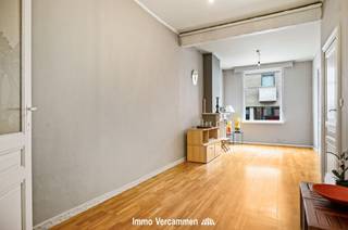 <p><span>In een rustige straat te Muizen (Mechelen) bevindt zich deze karaktervolle woning met tal van charmante elementen, ideaal voor wie op zoek is naar een woning met potentieel die men volledig naar eigen smaak kan inrichten.</span></p><p><span>De woning verwelkomt u via een ruime inkomhal die leidt naar de gezellige leefruimte met authentieke elementen en veel lichtinval. Achteraan bevindt zich de eetkamer met open keuken, met zicht op de tuin en directe toegang tot het terras.</span></p><p><span>Op de verdiepingen bevinden zich 3 ruime slaapkamers.</span></p><p><span>Buiten geniet u van een aangename, ruime tuin, ideaal om te ontspannen, tuinieren of gezellig te tafelen.</span></p><p><span>De ligging is een absolute troef: rustig gelegen met een vlotte verbinding Mechelen - Leuven - Brussel - Antwerpen, en met openbaar vervoer, scholen en winkels nabij.</span></p><p><span>Renovatieplicht EPC: binnen 6 jaar na aankoop = verplichte renovatie tot label D of beter.</span></p><p><span> </span></p>