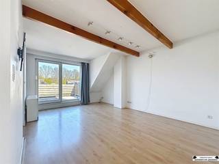 Gezellig dakappartement met groot zonneterras in kleinschalig gebouw In een verzorgd  gebouw met 5 appartementen bevindt zich dit aangenaam...