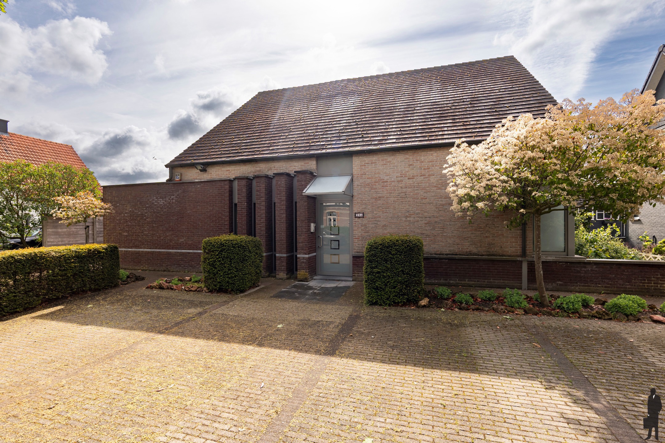 Vrijstaande, ruime gezinswoning met 5-7 slpk. en/of mogelijkheden tot kantoor - beroep aan huis - foto 2