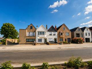 Deze compleet te renoveren woning is ideaal gelegen aan de sportvelden van Knokke, vlakbij de Carrefour, het station en de Lippenslaan. De woning is gelegen op een perceel van 231 m² waardoor het achteraan geniet van een mooie tuin die uitkomt op het Burg. Graaf Leopold Lippens Park (Sportcomplex). Een prachtige ligging in een mooie brede straat en op wandelafstand van alle voorzieningen.<br /><br />De woning dient compleet gerenoveerd te worden of nieuw te bouwen. Vooraan beschikt het huis over een privatieve voortuin (ideaal voor fietsen of voertuig) en achteraan van een tuin met een groot potentieel en privacy. <br /><br />Grondoppervlakte 231 m². Op heden ingedeeld als volgt: inkomhal, een woonkamer met een zit-en eetplaats, een aparte keuken en bergruimtes. Op de verdieping zijn er momenteel twee slaapkamers. Achteraan de tuin die aansluit op het park rond de sportvelden. <br /><br />Bezoeken? Graag na afspraak met Willem Cauwels Tel 050.89.27.70
