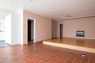 <p><span>HOBOBOKEN - APPARTEMENT SPACIEUX AVEC DEUX CHAMBRES ET TERRASSE - BIEN SITUE DANS UN PETIT IMMEUBLE SOIGNEUX DANS UNE ZONE D'HABITAT AGREE - EPC 330 - Composition : hall d'entrée - séjour avec cuisine ouverte équipée - hall de nuit - WC séparé - salle de bain avec baignoire et meuble sous lavabo - deux chambres - terrasse. Cave privée. La toiture a été récemment rénovée et isolée selon la norme 2020. Chauffage central individuel. Les charges communes sont de 100 EUR/mois (eau, police d'immeuble, minuterie, entretien, fonds d'épargne). Chiens interdits. Transports en commun, écoles, parc et commerces à proximité. </span></p>