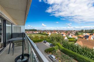 Dit lichtrijk appartement is gelegen op de vierde verdieping en bestaat uit:<br /><br />Inkomhal met vestiaireruimte, volledig ingerichte keuken, leefruimte uitgevend op het terras, aparte slaapkamer voor dubbelbed, tweede ingesloten slaapkamer met enkelbed, badkamer met inloopdouche en dubbele lavabo, apart toilet.<br /><br />Extra groot terras met magnifieke zichten over het hinterland.<br /><br />Het complex is goed en rustig gelegen op wandelafstand van de Zeedijk, winkels en openbaar vervoer.<br />Het domein beschikt over volgende faciliteiten:<br />binnenzwembad, volleybalveld, strand, meer....<br /><br />Info of bezoek: Andries De Leyn 0472/53.66.09