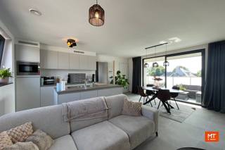 Ontdek dit prachtige appartement op de <strong>3de verdieping</strong>, gelegen in het centrum van Beselare.<br /><br />Het appartement beschikt over <strong>2 slaapkamers </strong>en <strong>een private standplaats </strong>voor de wagen. Dankzij de centrale ligging bevinden winkels, horeca en andere voorzieningen zich op korte afstand.<br /><br /><strong>Huurprijs: € 800 + € 50 syndickosten/maand<br />Onmiddellijk beschikbaar</strong><br /><br />Wil je dit appartement een bezoekje brengen? Vul dan de <strong>inlichtingenfiche in op onze website</strong> en we contacteren u zo spoedig mogelijk.