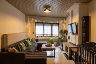 Op zoek naar een ruime gezinswoning op een centrale locatie in Sint-Amands? Deze halfopen bebouwing met 3 slaapkamers, garage en aangename tuin heeft heel wat te bieden! Dankzij de ligging vlak bij het centrum en op slechts enkele stappen van de Schelde geniet u hier van een ideale combinatie van rust, ruimte en bereikbaarheid.<br />Bij het binnenkomen verwelkomt de inkomhal met traphal u in de woning. Van hieruit bereikt u de ruime leefruimte, die naadloos aansluit op de ingerichte open keuken met gezellige eetplaats. Een fijne plek om samen te koken, te tafelen en te genieten!<br />Verder vindt u op het gelijkvloers een apart gastentoilet, een praktische berging/wasplaats en een comfortabele badkamer, uitgerust met een dubbele lavabo, douche en ligbad.<br />Ook buiten is het heerlijk vertoeven! Het gezellige, deels overdekte terras vormt de ideale plek om te ontspannen of gezellig te tafelen met familie en vrienden. De aansluitende tuin biedt voldoende ruimte om van het buitenleven te genieten. Het handige bijgebouw zorgt voor extra opbergmogelijkheden, terwijl de garage en carport het plaatje compleet maken.<br />Op de eerste verdieping geeft de centrale nachthal toegang tot drie slaapkamers. Via een volwaardige vaste trap bereikt u bovendien de zolderverdieping, die extra bergruimte en tal van mogelijkheden biedt.<br />De ligging is zonder twijfel een extra troef! U woont hier op wandelafstand van de prachtige Schelde, waar u heerlijk kunt wandelen en fietsen, en tegelijk vlak bij het gezellige centrum van Sint-Amands met zijn winkels, horeca en dagelijkse voorzieningen.<br />Een ruime gezinswoning met een fijne tuin, praktische indeling en een uitstekende ligging nabij de Schelde. Absoluut een bezoek waard!<br />Interesse? Contacteer ons voor meer informatie of een vrijblijvend bezoek via 03/283.84.84 of gert@ax-quality.be.