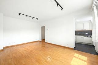 In het hart van Brussel, op een toplocatie nabij de Kunstberg en de Zavel, bevindt zich dit charmante appartement met een bewoonbare oppervlakte van ongeveer 70m². Dankzij de doordachte indeling, de aangename lichtinval en de centrale ligging vormt dit appartement een ideale uitvalsbasis voor wie comfortabel wil wonen in de hoofdstad.<br /><br />Het appartement verwelkomt u via een inkomhal met apart gastentoilet. De ruime leefruimte biedt voldoende plaats voor een gezellige zit- en eethoek en sluit aan op de volledig uitgeruste keuken. Verder beschikt het appartement over een slaapkamer, een badkamer met douche.<br /><br />Mogelijkheid tot het huren van een parkeerplaats. Daarnaast beschikt het gebouw over een gemeenschappelijke fietsenstalling.<br /><br />EPC: D+<br /><br />Provisie gemeenschappelijke lasten: €125/maand.<br />Provisie water: €40/maand.<br /><br />De buurt combineert het bruisende stadsleven met een rijk cultureel aanbod. Musea, galerijen, winkels, restaurants en gezellige cafés bevinden zich op wandelafstand. Bovendien zorgen de uitstekende verbindingen met het openbaar vervoer voor een vlotte bereikbaarheid van alle delen van de stad. Een ideale woonomgeving voor wie op zoek is naar comfort, bereikbaarheid en de unieke sfeer van het centrum van Brussel.