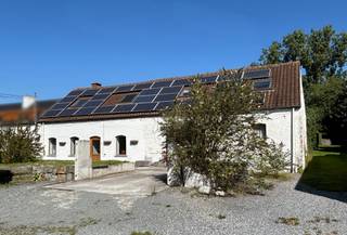 Hellebecq, in een aantrekkelijke straat aan de landelijke kant, zeer goed bereikbaar, mooi charmant pand met comfortabele ruimtes en een...