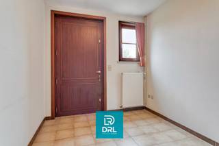 In de gegeerde woonomgeving van Sint-Michiels bevindt zich deze degelijk gebouwde villa (1986), gelegen op een ruim perceel van 1.130 m². De...