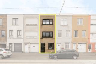 Locatie
De woning geniet van een centrale ligging in Deurne, met tal van voorzieningen in de nabije omgeving. Op slechts enkele minuten fietsen bevindt zich het Rivierenhof, een van de grootste en mooiste parken van Antwerpen, ideaal voor ontspanning en recreatie. Ook het Wijnegem Shopping Center ligt op korte afstand, ongeveer 10 minuten met de wagen. Hierdoor heb je gemakkelijk toegang tot een uitgebreid aanbod aan winkels en horeca. Daarnaast is de woning uitstekend bereikbaar met het openbaar vervoer (tram- en bushaltes in de buurt), wat zorgt voor een vlotte verbinding naar het centrum van Antwerpen. Ook belangrijke invalswegen zijn makkelijk bereikbaar.

Indeling
Bij het betreden van de woning kom je in de inkomhal, waar zich aan de rechterzijde de wasruimte bevindt. Verder door de hal bereik je de ruime leefruimte met aansluitend de ingerichte keuken. Achteraan de woning bevindt zich een apart toilet en de toegang tot de tuin (zuid-oost), waar je kan genieten van de buitenruimte.

Op de eerste verdieping zijn er twee zeer ruime slaapkamers. Via één van de slaapkamers krijg je toegang tot de badkamer, die voorzien is van een bad met douchefunctie, dubbel wastafelmeubel en toilet.

Op de tweede verdieping zijn er nog twee volwaardige slaapkamers aanwezig, ideaal als extra slaap-, werk- of hobbyruimte.

Troeven
• Veel potentieel
• 4 ruime slaapkamers
• Tuin (zuid-oost gericht)
• Centrale ligging nabij park en winkels
• Vlotte verbinding met openbaar vervoer