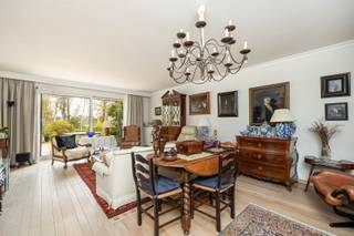 <p><span>Gelijkvloers drie-slaapkamer appartement met zicht op de Golf van Brasschaat</span></p><p><span> </span></p><p><span>Gelegen aan de Golf van Brasschaat, midden in het groen.</span></p><p><span>Nabij het centrum van Brasschaat met alle faciliteiten en openbaar vervoer voor de deur. </span></p><p><span> </span></p><p><span>+ Gunstig EPC: A!</span></p><p><span>+ Groen uitzicht achteraan</span></p><p><span>+ Autostaanplaats </span></p><p><span>+ Ruim appartement: 130 m²</span></p><p><span> </span></p><p><span>Binnenkomen in een ruime inkomhal met gastentoilet. Gezellige living en open keuken met alle toestellen aanwezig. Berging met plaats voor was- en droogmachine aansluitend. De grote raampartijen geven toegang tot het grote terras met uitzicht op de groene Golf. </span></p><p><span>Drie volwaardige slaapkamers waarvan één met en suite badkamer met douchebad, dubbele lavabo en toilet. Extra douchekamer aanwezig. </span></p><p><span>Kelderberging en autostaanplaats inbegrepen. </span></p><p><span>Tweede autostaanplaats mogelijk. </span></p><p><span> </span></p><p><span>Huurprijs: €1.80 per maand. </span></p><p><span>Maandelijkse kosten voor gemene delen en water: €235 per maand.</span></p><p><span>Nutsvoorzieningen (gas en elektriciteit) af te sluiten op eigen naam. </span></p><p><span> </span></p><p><span>Beschikbaar vanaf 1 oktober 2026 </span></p><p><span> </span></p><p><span>Interesse in dit appartement?</span></p><p><span>Gelieve de bezoekaanvraag in te vullen onderaan de advertentie op <span>https://www.sinjoor.be</span></span><span> en alle vragen te beantwoorden. </span></p><p><span>De dossierverantwoordelijke neemt nadien contact op met jou. </span></p><p><span> </span></p>