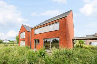 In Lens, naast Chièvres: Energiezuinige woning nummer 7 (LOT 7) in traditionele bouw met carport, terras en tuin Beschrijving: Op gelijkvloers: Een hal, living, eetplaats, keuken, wc, wasruimte. Eerste verdieping: een nachthal, 3 slaapkamers, badkamer, douchekamer, wc in de badkamer De achtergevel van deze woning is optimaal georiënteerd (zuidgericht). De woning wordt casco opgeleverd. Mogelijkheid voor het bestellen van een sleutel op de deur afwerking (prijsopgave op aanvraag). Het terras is aanwezig en de aansluiting op de riolering is inbegrepen. De woning wordt opgeleverd met steenslag voor gemakkelijke toegang. De geadverteerde prijzen zijn exclusief btw op de bouw en exclusief registratierechten en kosten op de grond. De bewoonbare oppervlakte is bruto (inclusief muren). Vraag nog vandaag uw bezoek ter plaatse op afspraak en een eventuele schatting van uw huidige eigendom.