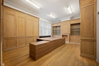 Kantoorgebouw te huur in centrum Brussel, achter de Sint-Goedelekathedraal, de Koningsstraat en het Warandepark. Vlot bereikbaar met het...