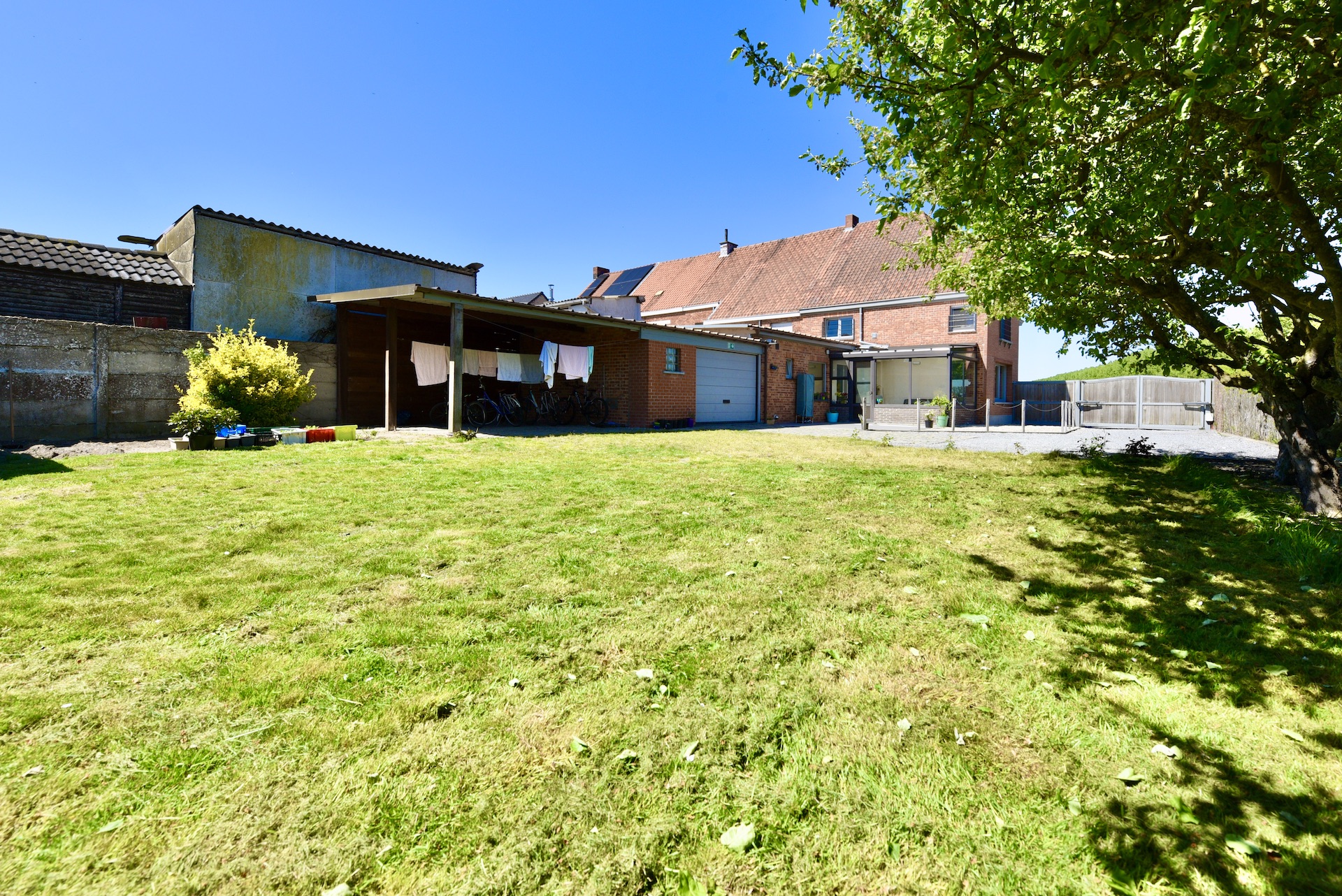 Uitstekend georiënteerde woning met 4 slaapkamers voor 395.000 EUR - foto 2