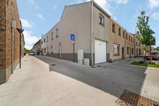 Gistel-Snaaskerke, rustig gelegen halfopen instapklaar woonhuis met garage en koer.Indeling:Inkomhall, woonkamer, open ingerichte keuken, koer, twee...