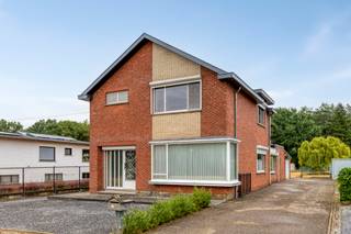 [[ DIT PAND NEEMT DEEL AAN DE ERA OPEN HUIZEN DAG OP 19/9 VAN 9:30 TOT 10:30 ]]
<p><strong>Lummen: open bebouwing met 3 slaapkamers op een ruim perceel van 17a 47ca.</strong></p>

<p>Deze woning is gelegen aan de Veldstraat 14 in Lummen, op een aangename landelijke locatie waar rust en bereikbaarheid perfect samenkomen. De oprit van de autostrade bevindt zich op slechts 5 minuten rijden en winkels, scholen, openbaar vervoer en andere dagelijkse voorzieningen zijn vlot bereikbaar. Ideaal voor wie rustig wil wonen zonder in te boeten aan een centrale ligging.</p>

<p>De woning biedt een ruime en veelzijdige indeling met verschillende mogelijkheden. Naast de gezellige leefruimte beschikt het gelijkvloers over een polyvalente ruimte en veranda. Op de verdieping bevinden zich drie slaapkamers, waarvan één momenteel ingericht is als keuken. Hierdoor leent de woning zich uitstekend voor gezinnen die op zoek zijn naar ruimte en flexibiliteit.</p>

<p><strong>INDELING:</strong></p>

<p><strong>Gelijkvloers:</strong> inkomhal, woonkamer, keuken, polyvalente ruimte, veranda, badkamer en berging.</p>

<p><strong>Eerste verdieping:</strong> nachthal, drie slaapkamers waarvan één momenteel ingericht als keuken, en badkamer.</p>

<p><strong>Buiten:</strong> ruime tuin</p>

<p><strong>TROEVEN:</strong></p>

<ul><li>Landelijke en rustige ligging</li><li>Slechts 5 minuten van de oprit van de autostrade</li><li>Alle dagelijkse voorzieningen in de nabije omgeving</li></ul>

<p>Bent u op zoek naar een ruime woning met een veelzijdige indeling op een rustige maar goed bereikbare locatie? Ontdek deze eigendom in Lummen en plan vandaag nog uw bezoek!</p>

<p><strong>JOUW DROOMWONING. ZO GEVONDEN!</strong></p>