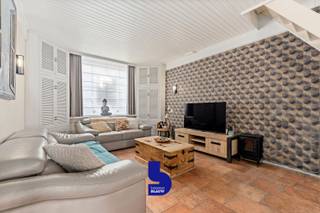 Op zoek naar een ruime woning met een grote tuin op een uitstekende locatie? Deze aangename rijwoning combineert veel leefruimte, twee ruime slaapkamers en een bijzonder diepe tuin met een ligging vlak bij het strand, het centrum, parken en mooie wandelpaden.<br /><br />De woning bevindt zich in een rustige en residentiële buurt waar je geniet van een aangename woonomgeving én toch alle voorzieningen binnen handbereik hebt.<br /><br />Binnenin beschikt de woning over een ruime leefkamer met een aparte eet- en zithoek. Aansluitend bevindt zich de functioneel uitgeruste keuken, terwijl je aan de andere zijde toegang hebt tot de veranda. Deze veranda vormt een fijne overgang naar de absolute troef van de woning: de grote, diep doorlopende tuin. Er is ook nog een handige bering met plaats voor je wasmachine en droogkast. <br /><br />De tuin biedt bijzonder veel mogelijkheden. Dankzij de mooie diepte kan je hier verschillende gezellige hoekjes creëren, met ruimte voor een ruim terras, een grasgedeelte, een speelzone of een gezellige plek om te genieten van de buitenlucht. Een grote tuin als deze is dan ook een echte meerwaarde in deze omgeving.<br /><br />Op de eerste verdieping bevinden zich twee zeer ruime slaapkamers en een ruime badkamer, uitgerust met een dubbele lavabo en ligbad. Daarnaast beschikt de woning over een grote zolderverdieping, waar mits de nodige inrichting nog twee extra slaapkamers kunnen worden gecreëerd.<br /><br />De woning beschikt over een blanco keuring van de elektrische installaties en is asbestvrij. <br />Het EPC dateert nog van voor de nieuwe ramen op het gelijkvloers en het vernieuwd plat dak. 