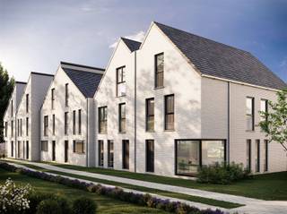 De oude school in de verkenstraat maakt plaats voor moderne nieuwbouwwoningen. Deze gesloten bebouwing is gelegen in Stekene en maakt deel uit van project Verkenstraat. U beschikt over een achterliggend terras met ruime tuin en carport met bergruimte.De indeling van het pand is als volgt: U betreedt de moderne woning via de inkomhal met apart toilet. Verder door is de ruime keuken met kookeiland en eetkamer. Aan de grote glaspartij achteraan is de living gelegen. Op de eerste verdieping zijn er maar liefst al drie slaapkamers, waarvan één slaapkamer met dressingruimte. Verder is er nog een apart toilet en een badkamer voorzien. Op de tweede verdieping bevindt zich een technische ruimte en heeft u de mogelijkheid tot het creëren van een vierde en vijfde slaapkamer, alsook is er een aparte toiletruimte mogelijk. Deze woning dient nog opgericht te worden, u kan dus nog steeds alle keuzes zelf maken.Nog enkele troeven van deze woning: Vloerverwarming met lucht/water warmtepomp, een laag energiepeil conform de geldende normen. Als we spreken over de prijs is dat exclusief btw, zonder registratie- en notariskosten! De plannen &amp; lastenboek zijn op afspraak en zeer vrijblijvend te bekijken.