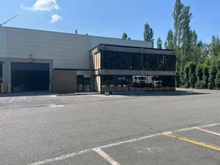 <br /><span>Magazijn Unit A : 1.863m² + kantoor 561m² - Magazijn Unit B : 957m² + kantoor 247m²<br /></span><br /><span>Gebouwspecificaties Unit A<br /></span><br />- 2 sectionele poort<br />- Gerenoveerde kantoren<br />- Beschikbaar vanaf augustus 2025<br />- LED verlichting<br />- Parkeerplaats beschikbaar<br /><br /><br /><span>Gebouwspecificaties Unit B<br /></span><br />- 1 sectionele poort<br />- Gerenoveerde kantoren<br />- Beschikbaar vanaf augustus 2025<br />- LED-verlichting<br />- Parkeerplaats beschikbaar