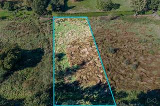 Terrain à bâtir situé en zone d'habitat à caractère rural.<br />Cadastré section D numéro 58X9P0000.<br />D'une contenance mesurée de 11 ares 57 centiares.<br />Largeur de 20m et profondeur de 59m.<br /><br />Prescriptions urbanistiques reçues de l'Administration communale en Novembre 2025 :<br />• Type de bâtiment constructible: Maison unifamiliale classique de type 4 façades.<br />• Recul par rapport aux voisins : Il est préconisé de maintenir un recul de 3 mètres entre la construction et les<br />limites latérales de la parcelle.<br />• Recul par rapport à la voirie : Le bâtiment devra respecter un recul de +- 6 mètres par rapport à la voirie.<br /><br />Le terrain se situe en zone d'assainissement collectif non opérationnel, ce qui implique l'installation de fosses septiques avant rejets.<br />La présence d'un fossé longeant la parcelle devra faire l'objet d'un comblement pour la viabilisation des terrains.<br /><br />Publicité à caractère non contractuelle et ne constituant pas une offre.
