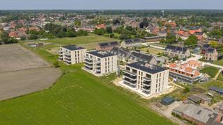 <strong>Het klokbekererf in Oud-Turnhout: Een nieuwe en doodlopende verkaveling, grenzend aan uitgestrekte velden. Een blijvend groen en landelijk uitzicht en tegelijkertijd een uitstekende verbinding naar het centrum van Turnhout en Oud-Turnhout. Langs de achterzijde een vergezicht over de agrarische gebieden tot aan de Turnhoutse Turnova Toren, en langs de voorzijde uitzicht over een groenzone. </strong><strong>Parkeren gebeurt ondergronds, en de verkaveling heeft geen doorgaand verkeer: U bent verzekerd van rust, privacy en ideale zonoriëntaties. Wij bekijken met veel plezier welk appartement ideaal voor u kan zijn, en leiden u graag ter plaatse rond.<br /><br /></strong><span>Appartement A 0.3</span><br />Dit gelijkvloerse hoek appartement is 111,9m² groot + 15,8m² terras en kent volgende indeling: Inkomhal met gastentoilet en vestiaire. 3 slaapkamers. De badkamer is voorzien van een raam en biedt plaats aan een ligbad, dubbele wastafel en inloopdouche. De leefruimte geniet langs 2 zijden van natuurlijk daglicht en is opgedeeld in een zithoek, eetkamer en leefkeuken, met aansluitende berging / wasplaats. Een grote schuifraam geeft toegang tot het schitterende terras, met ideale west oriëntatie en naadloos overlopend in het groen en de achterliggende velden.<br /><br /><span>Aanbod</span><br />Deze kleinschalige residentie bestaat uit slechts 12 appartementen, met ideale oppervlaktes van 100 m² tot 112 m², en 2 of 3 slaapkamers. De terrassen aan de achterzijde hebben een schitterend uitzicht, ideale westoriëntatie en oppervlaktes tot 16 m². Sommige appartementen hebben bijkomend nog een 2e terras aan één van de slaapkamers. Ondergronds is er de keuze uit staanplaatsen met berging of dubbele staanplaatsen. Voor bezoekers is er vlakbij een grote parking. <br /><br /><span>Afwerking en technieken</span><br />De appartementen worden <strong>stijlvol afgewerkt</strong> met hedendaagse keukens (zie ook de foto's), badkamers met ligbad én inloopdouche, binnendeuren, ... Hier koopt u een echt "BEN" (<strong>Bijna Energie Neutraal</strong>) appartement dankzij de nieuwste technieken: Individuele <strong>warmtepomp</strong>, een eigen installatie <strong>zonnepanelen </strong>van 2.000 Wp, <strong>vloerverwarming</strong>, ventilatie C, en <strong>doorgedreven isolatie</strong> in de muren en vloeren, ... Dit in combinatie met een tijdloos ontwerp op een toplocatie in Oud-Turnhout, zorgt hier voor een <strong>zorgeloze investering </strong>in een appartement dat klaar is voor de toekomst. U geniet nog van<strong> 50% korting op de onroerende voorheffing </strong>de eerste vijf jaar. <br /><br /><span> <span>Investeren?</span></span><br /><span>Hier geniet u een <strong>hoge huurzekerheid </strong>dankzij de centrale ligging en de sterke vraag naar huurappartementen. De <strong>huurprijzen</strong> liggen <strong>bovengemiddeld hoog</strong>, mede door de toestroom van Nederlandse huurders die hier betaalbaarder en ruimer wonen. U bent verzekerd van een <strong>stabiele huurmarkt, goede doorverhuurbaarheid en minimale leegstand. De Boer en Partners ontzorgt u volledig </strong>bij het vinden van uw ideale huurder. <strong><br /></strong></span><br /><strong>Aarzel niet om ons te contacteren voor meer informatie over de plannen, het lastenboek of voor een prijsberekening op maat. </strong><br /><strong>Een bezoek op de werf en in het modelappartement is reeds mogelijk, dus wij leiden u vanzelfsprekend met veel plezier ter plaatse rond.</strong>