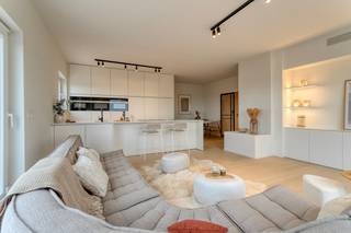 Oogstrelend &amp; SUPER-DE-LUXE gerenoveerde PENTHOUSE met 2 SLAAPKAMERS, fenomenaal ZEEZICHT &amp; uniek groot ZONNETERRAS  (+- 100m<sup>2</sup>) op AAA-LOCATIE. Deze parel (8°V) werd 100% vernieuwd met de meest kwalitatieve TOPMATERIALEN en maakt deel uit v/e verzorgde residentie met lift. Dit royaal app. (bewoonbare opp 104m<sup>2</sup>) omvat: Inkomhal met vestiaire en gastentoilet, LICHTOVERGOTEN leefruimte, nagelnieuwe open luxekeuken (o.a. toestellen Miele: inductiekookplaat, oven, microgolfoven, stoomoven, ijskast, vaatwas, composiet werkblad,...), berging, 2 ruime slaapkamers, luxe badkamer afgewerkt in mortex (voorzien van: ligbad, inloopdouche met rainshower, lavabomeubel en handdoekdroger), uniek ZUIDWEST georiënteerd DAKTERRAS rondom met adembenemend uitzicht op de zee en op de golf. VERNIEUWD: warmtepomp (verwarming en airco), dubbel glas in PVC, GOEDGEKEURDE elektriciteit, INGEMAAKTE KASTEN, volledig geschilderd, incl. DESIGNverlichting (Dark), parket, asbestveilig. Mogelijkheid tot aankoop van een garagebox in het gebouw (60.000 EUR). Genieten van rust, zee &amp; luxe op een unieke ligging!