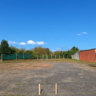Ontdek deze nieuw te bouwen halfopen woning op een prachtig perceel van 424 m², ideaal gelegen in het centrum van Westrem. Dankzij de centrale ligging geniet je van een vlotte verbinding naar alle belangrijke invalswegen richting Gent, Brussel en Antwerpen – de perfecte combinatie van rust en bereikbaarheid.<br />Het project omvat twee moderne halfopen woningen, ontworpen met oog voor comfort, energiezuinigheid en hedendaagse architectuur.<br />Op het gelijkvloers vind je een uitnodigende inkomhal met apart toilet, een ruime en lichtrijke leefruimte met eetplaats en open keuken, een praktische berging én een garage voor één wagen. Voor de woning is bovendien ruimte voorzien voor extra parkeergelegenheid.<br />Op de bovenverdieping bevinden zich drie volwaardige slaapkamers, een handige wasplaats, een apart toilet en een stijlvol ingerichte badkamer.<br />Dankzij de toepassing van de nieuwste normen en technieken—zoals zonnepanelen en een warmtepomp met vloerverwarming op alle verdiepingen—ben je verzekerd van een energiezuinige en toekomstgerichte woning.<br />De afwerking kan volledig gekozen worden volgens jouw eigen smaak en voorkeuren. Lastenboek beschikbaar op aanvraag.<br />P-score: A – G-score: A<br /><strong>Deze woning komt in aanmerking voor het 6% BTW-stelsel!</strong><br />De werken zijn gestart in november 2025.<br />Interesse of meer informatie?