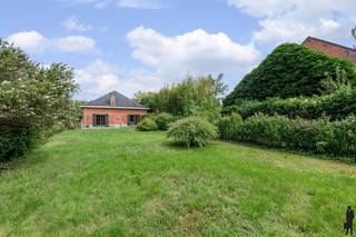 <strong>Bouwgrond voor OB op 583 m² rustig gelegen te KEERBERGEN.</strong><br /><br />Een perceel bouwgrond (LOT1), rustig, gelegen aan Aspergeveld (naast huisnr. 57A) voor het bouwen van een vrijstaande woning met maximaal twee bouwlagen. Een kelderverdieping is ook toegestaan. RUP: hart van Keerbergen: zone voor wonen in overgangsgebied.<br /><br />LOT 1: Het gelijkvloers is max. 17,0 m diep en de verdieping max. 12,0 m diep, gemeten vanaf de voorgevelbouwlijn.<br />De zijdelingse bouwvrije stroken bedragen min. 3,0 m.<br /><br />Voor meer info gelieve onze vastgoedverantwoordelijke te contacteren op het nr. 016/415151 of mail naar keerbergen@deboerenpartners.be