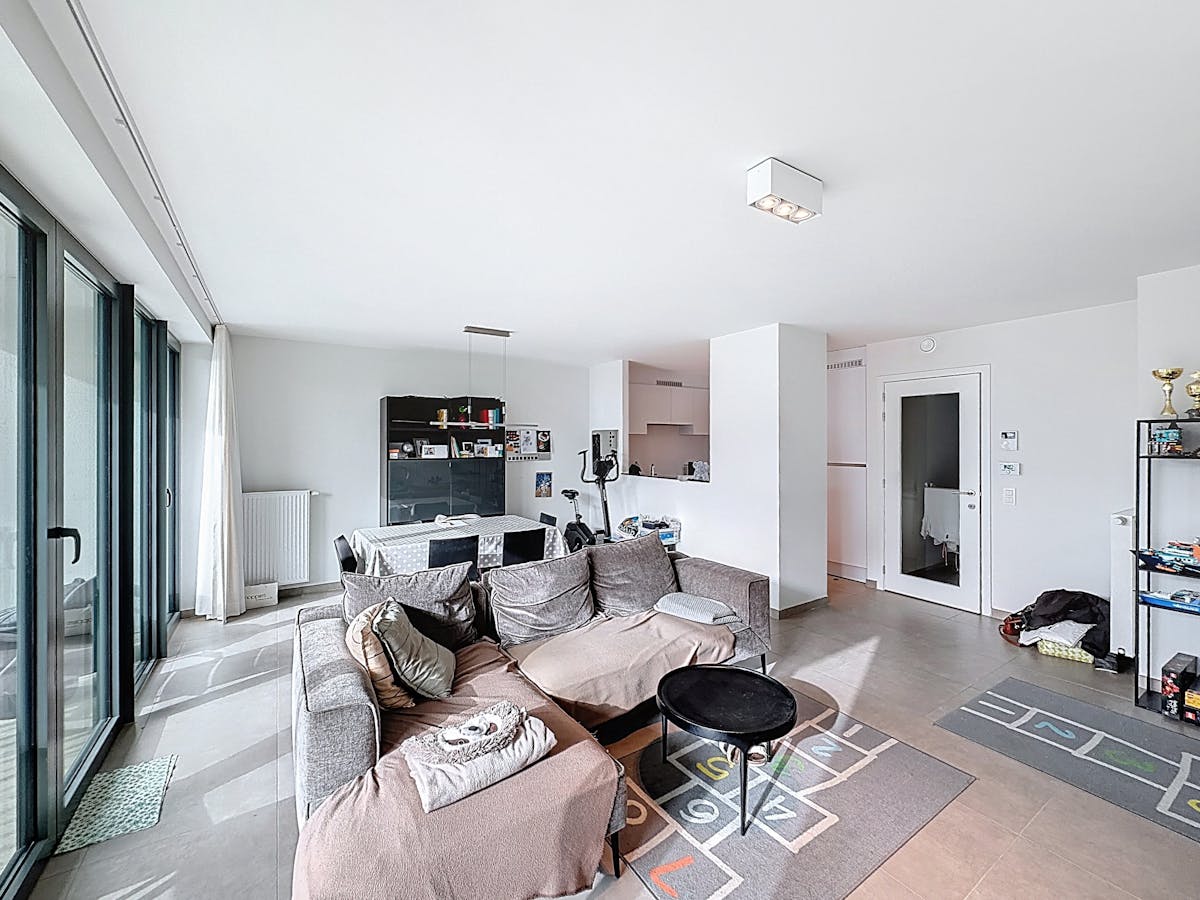 Stijlvol nieuwbouwappartement met 2 slaapkamers te huur in Sint-Michiels. - foto 4