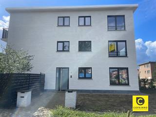 <p><span>KIJKDAG ZATERDAG 30/07 OM 16 UUR. VERPLICHT IN TE SCHRIJVEN VIA DE WEBSITE.</span></p><p><span>https://www.coprimmo.be/nl/te-huur/30558/-app-2-slk-tuin-en-p-in-aartselaar</span></p><p><span> </span></p><p><span>Dit prachtig gerenoveerd appartement met terras en 2 slaapkamers bevindt zich wandelafstand</span><span> </span><span>van het dorp Aartselaar. </span></p><p><span>Zowel het appartement als het gebouw werd volledig gerenoveerd van A-Z. Het appartement is uitgerust met privatieve zonnepanelen. </span></p><p><span>De garage voorzien van een automatische poort en oprit is verplicht mee aan te huren voor € 100 per maand. </span></p><p><span><br />Het appartement heeft volgende indeling </span></p><p><span><br /></span><span>Leefruimte & keuken:<br /></span><span>De leefruimte bevindt zich vooraan het appartement en is voorzien van een tegelvloer. Dankzij de vele ramen komt er veel natuurlijk licht binnen. De open keuken is voorzien van alle comfort: vaatwasser, koelkast, oven,…..</span></p><p><span> </span></p><p><span>Badkamer & slaapkamers en een berging :<br /></span><span>De 2 slaapkamers bevinden zich achteraan aan het appartement en geven toegang tot het terras . Dankzij de raampartijen tot op de grond komt er veel natuurlijk lichtinval binnen. </span></p><p><span>De badkamer is voorzien van een inloopdouche, lavabomeubel en toilet. Er is een aparte berging aanwezig voorzien van aansluiting wasmachine en droogkast. </span></p><p><span> </span></p><p><span> </span></p><p><span>Garagebox en staanplaats</span></p><p><span> De garagebox is uitgerust een automatische poort. Tevens is er een oprit aanwezig. De garagebox is verlicht mee aan te huren aan € 100 per maand </span></p><p><span> </span></p><p><span>Huurprijs & kosten: <br /></span><span>Huur: 950 euro/mnd + garagebox met oprit 100 euro/mnd + vaste kosten: 25 euro/mnd (algemene onkosten gebouw) Alle nutsvoorziening zijn individueel. Onmiddellijk beschikbaar </span></p><p><span> </span></p><p><span>Extra troeven: </span></p><ul><li><span>Toplocatie </span></li><li><span>Prachtig gerenoveerd appartement</span></li><li><span>Privatieve zonnepanelen</span></li><li><span>Gustig epc attest ( A-label)</span></li><li><span>Terras </span></li><li><span>Lage algemene onkosten</span></li><li><span>Hoek appartement ( veel natuurlijk lichtinval)</span></li></ul><p><span> </span></p>