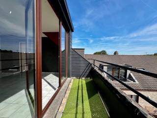 <p><span>Dit 1 slaapkamer appartement van 56 m² in Dendermonde bevindt zich in een verzorgd woningcomplex op een boogscheut van de binnenstad.</span></p><p><span>De open woonkamer is licht dankzij grote raampartijen en is er directe toegang tot het balkon.</span></p><p><span>Het appartement beschikt over 1 slaapkamer. De badkamer is voorzien van een ligbad, wastafel en toilet.</span></p><p><span>De compacte keuken is praktisch ingericht met alle basisvoorzieningen, waaronder een kookvuur, dampkap, oven en koelkast.</span></p><p><span> </span></p><p><span>Dit appartement in Dendermonde is perfect voor wie op zoek is naar een onderhoudsvriendelijke studio.</span></p><p><span> </span></p><p><span>Interesse? Neem contact op via mail of bel naar 052/50 50 00</span></p><p><span> </span></p><p><span> </span></p>