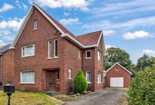 Bezoeken ter plaatse worden ingepland via e-mail: Joris@vastgoedvalkenborgh.be.Grote Hemmenweg 84: Te renoveren gezinswoning met 3 slaapkamers op...