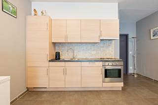Deze opbrengsteigendom omvat 6 appartementen, elk met eigen voorzieningen en een doordachte indeling. Elk appartement biedt een aangename en gezellige woonomgeving.<br /><br />De appartementen beschikken telkens over een inkomhal, een lichtrijke woonkamer, een volledig ingerichte keuken, een praktische berging en een badkamer met douche. Verder zijn de appartementen voorzien van één tot drie slaapkamers.<br /><br />Bovendien is elk appartement voorzien van een eigen garage, wat een belangrijke meerwaarde biedt voor de bewoners.<br /><br />Alle units zijn momenteel verhuurd, wat deze eigendom bijzonder interessant maakt als investering met onmiddellijk rendement.