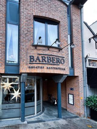 € 200.000 is a STARTING PRICE. These ground-floor commercial premises are located in the best spot in Edegem. Located in a small, well-kept...