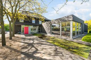 TOPgelegen langs de N60, genietend van alle visibiliteit: leuk instapklaar groot kantoorgebouw/praktijk met grote achterliggende...