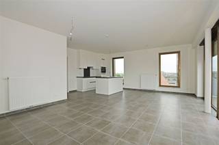 <p><span>Het 'Ursulinenhof'': een prachtig gelegen woonproject in hartje Hasselt. </span><span>Deze instapklare serviceflat, gelegen op de zesde verdieping, heeft een bewoonbare oppervlakte van ± 81m² en ± 23m² terras. </span></p><p><span> </span></p><p><span>De serviceflat bestaat uit een inkomhal die meteen toegang geeft tot de leefruimte. Deze leefruimte is een open aaneenschakeling van een zithoek, eetplaats en een volledig geïnstalleerde keuken met combi-oven, inductiekookplaat, vaatwasser en koelkast met vriesvak. Vanuit de leefruimte is er toegang tot het zuidgeoriënteerde terras met zicht op de binnentuin. Er is eveneens een apart gastentoilet en een berging die ook dienst doet als wasplaats. Verder is er een ruime slaapkamer met aansluitend een badkamer voorzien van inloopdouche, toilet en wastafel.</span></p><p><span> </span></p><p><span>Het ruime zuidelijk georiënteerde terras is bereikbaar via de leefruimte. Door het vele lichtinval van de grote raampartijen is het hier aangenaam vertoeven.</span></p><p><span>De centrale maar toch rustige ligging in het hart van Hasselt is de grootste troef.  </span></p><p><span> </span></p><p><span>Voor de levering van diensten en faciliteiten in 'Ursulinenhof' staat Korian garant. Zij staan in voor de uitbating van talrijke erkende woon-zorgcentra en serviceresidenties waaronder het in Hasselt alombekende ‘Clarenhof’. Dankzij deze samenwerking biedt het de bewoners een garantie op de best mogelijke zorgen, een heel leven lang. </span></p><p><span> </span></p><p><span>De ondergrondse kelderberging is inbegrepen in de vraagprijs.</span></p><p><span><br />Optioneel kan er een ondergrondse autostaanplaats worden aangekocht aan 45 000,- EUR. </span></p><p><span> </span></p><p><span>Extra's: eerste ingebruikname (verkoop onder BTW-stelsel), uitstekende ligging, prachtige binnentuin, veel lichtinval, privacy, zuidelijk georiënteerd terras,... </span></p><p><span> </span></p><p><span>Ook ideaal als investering!</span></p>