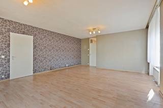 Bent u op zoek naar een instapklaar en strategisch gelegen vastgoed? Dit uitzonderlijke appartement in Borsbeek biedt een perfecte combinatie van rust, ruimte en een uitstekende bereikbaarheid. Gelegen in een doodlopende, gesloten straat geniet u hier van een veilige en kalme woonomgeving, terwijl de grote invalswegen en verbindingswegen richting Antwerpen en omstreken zich op een boogscheut bevinden. Een ideale opportuniteit voor wie comfortabel wil wonen met alle voorzieningen binnen handbereik.Het appartement dat we hier te koop aanbieden in Borsbeek beschikt over volgende indeling: - inkomhal - lichtrijke woonkamer - keuken - badkamer voorzien van inloopdouche- apart toilet - slaapkamer 1 - slaapkamer 2- slaapkamer 3 - dubbele garagebox Dit appartement biedt zowel een unieke kans voor gezinnen en alsook voor investeerders die op zoek zijn naar een mooie investering. Troeven aan dit appartement te koop in Borsbeek: - EPC 201 kWh (label C) - Dubbele garagebox (inclusief in de prijs) - Centrale ligging - Doodlopende straat Bent u geïnteresseerd in dit vastgoed te koop in Borsbeek? Aarzel dan niet om ons te contacteren. Het Dewaele vastgoedkantoor van Deurne aan de Turnhoutsebaan staat graag tot uw dienst. Had u graag een gratis schatting van uw eigendom? Bel ons voor een vrijblijvend gesprek op 03/666.66.66 of mail naar deurne@dewaele.comBestuursmaatregelen in het maatregelenregister: nee