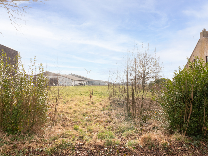 Ruime bouwgrond in rustige buurt! - foto 1